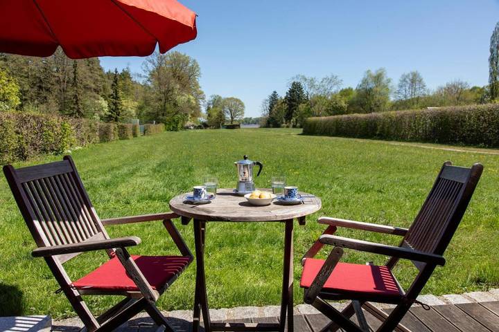 Ferienwohnung für 4 Personen, mit Terrasse und Garten sowie Seeblick und Ausblick