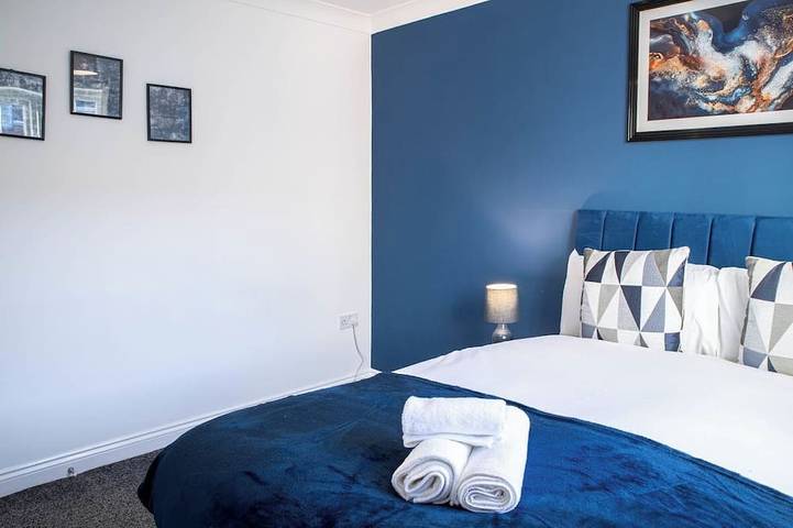 Contractor‑Heaven 5Br Home | 4.5 Baths | Wakefield in Wakefield, Westliches Yorkshire
