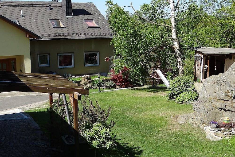 Ganze Wohnung, 70qm große Ferienwohnung mit zwei Schlafzimmern mit Terrasse in Berg (Oberfranken), Landkreis Hof