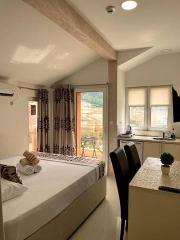 Ferienwohnung für 2 Personen, mit Balkon und Ausblick in Budva