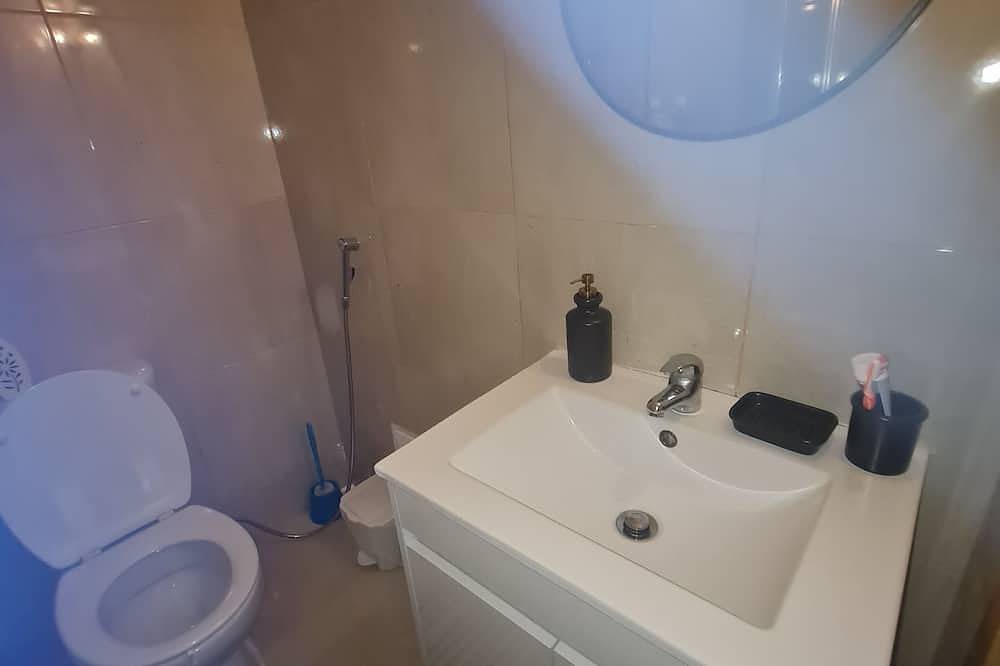 Apartamento inteiro, Apartamento na varanda com uma visão clara de lojas e estações de trem / metrô a 5 m a pé in Venteira, Costa de Lisboa