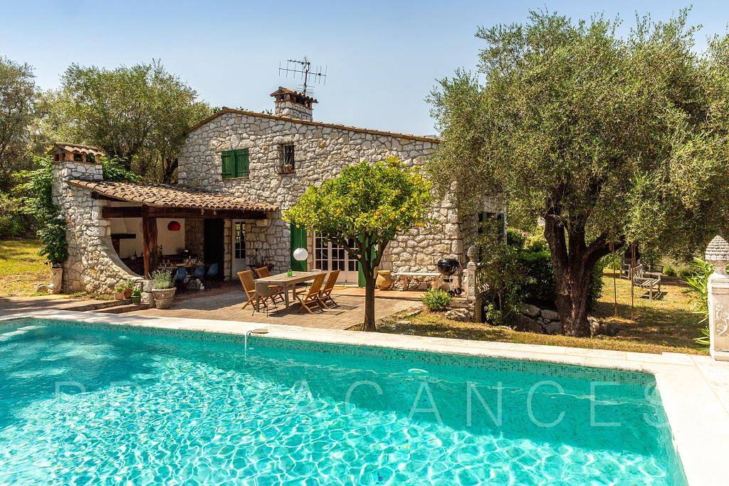 Charming stone house with pool on the outskirts of Tourrettes-sur-Loup in Tourrettes-sur-Loup, Region de Cannes