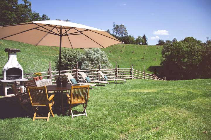Ganze Wohnung, Ferienwohnung 'Die Jocherin' mit Bergblick, privater Terrasse und Gemeinschaftsgarten in St. Pankraz, Ortleralpen