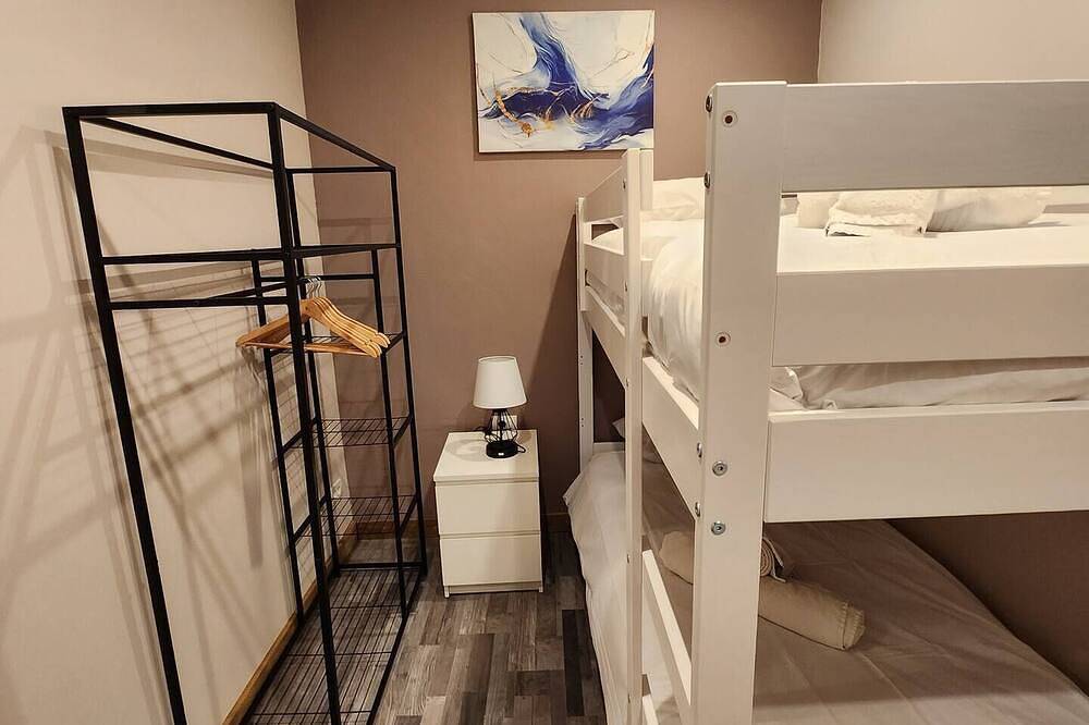 Ganze Wohnung, This room is a bunk room with two single bunk beds. The bathroom and showers are shared with the two other bunk rooms . in Vilaflor, Teneriffa Süd