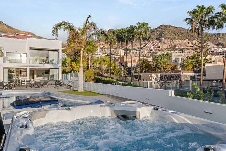 Villa für 16 Personen, mit Terrasse und Whirlpool sowie Garten in Teneriffa Süd