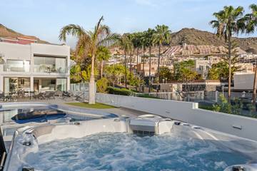 Villa für 16 Personen, mit Whirlpool und Garten sowie Terrasse in Adeje