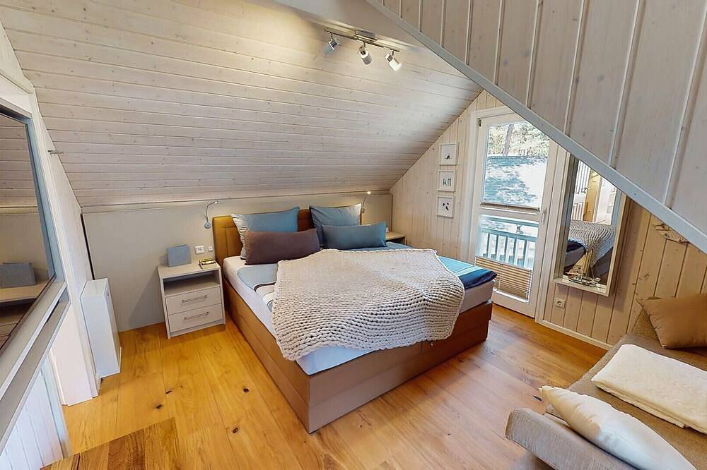 Kinderfreundliches Strandhaus Rügenperle 261 in Baabe. Einladende Terrasse mit Strandkorb, Holzgarnitur & Sonnenschirm. Wohltuende Entspannung in der Sauna. Gemütlicher Kamin für kältere Tage in Strand Baabe, Baabe