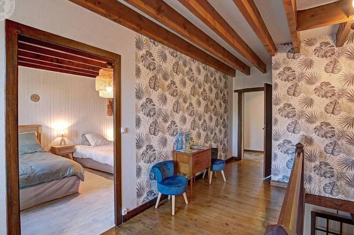 Gîte pour 12 personnes, avec jardin à Saint-Priest-la-Prugne - 4