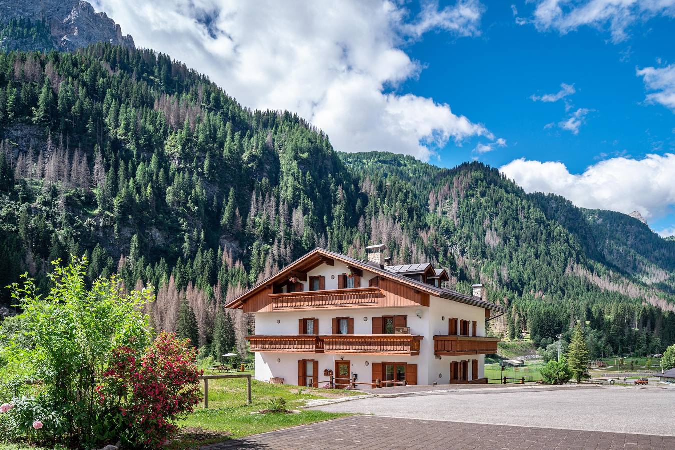 Entire studio, Studio Apartment 'Appartamento Monolocale 4' with Mountain View, Shared Garden and Wi-Fi in Rocca Pietore, Dolomiti Superski