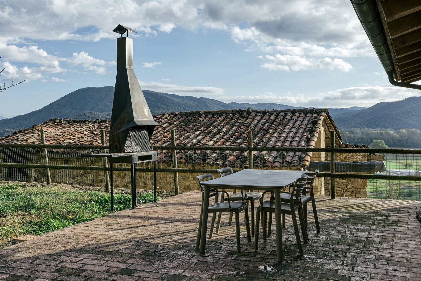Casa de vacaciones 'La Cabanya De La Rovira - Dalt' con vistas a la montaña, terraza privada y Wi-Fi in Vall de Bas, Garrotxa
