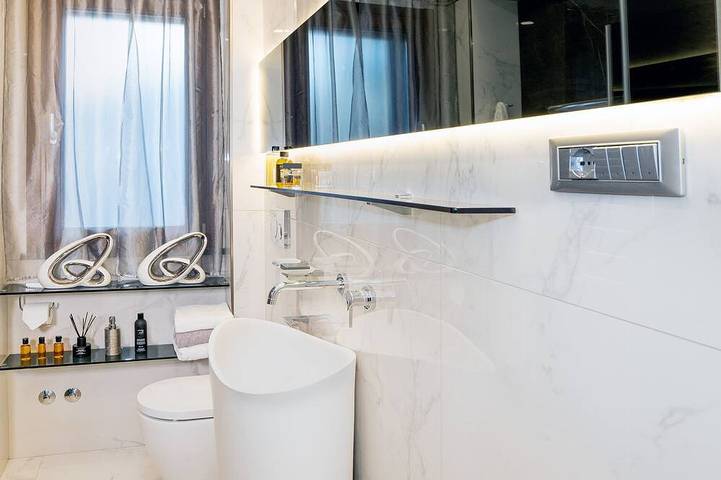 Appartamento intero, Appartamento di lusso fronte mare con 2 camere da letto, piscina e parcheggio in Mazzeo, Taormina