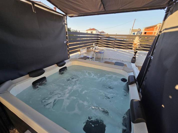 Location de vacances pour 4 personnes, avec jacuzzi ainsi que jardin et piscine, adapté aux familles dans Égine - 2