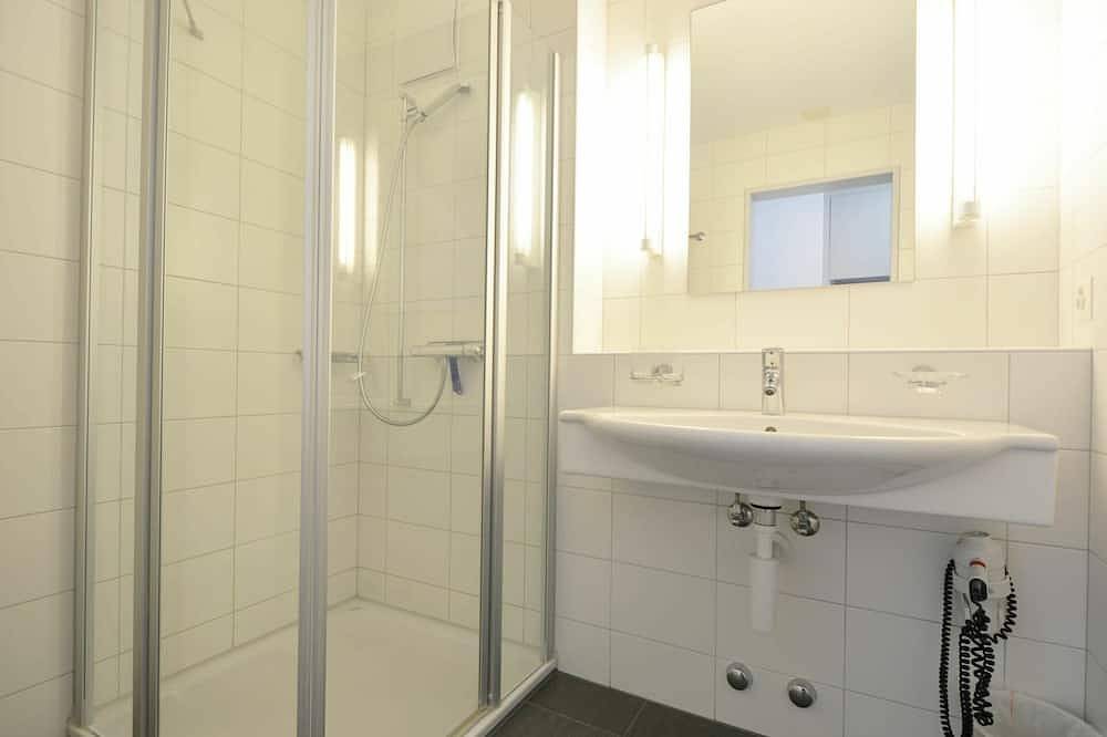 Appartamento intero, Incantevole appartamento per 8 ospiti con Wifi, Tv, terrazza e vista panoramica in Surses, Engadina