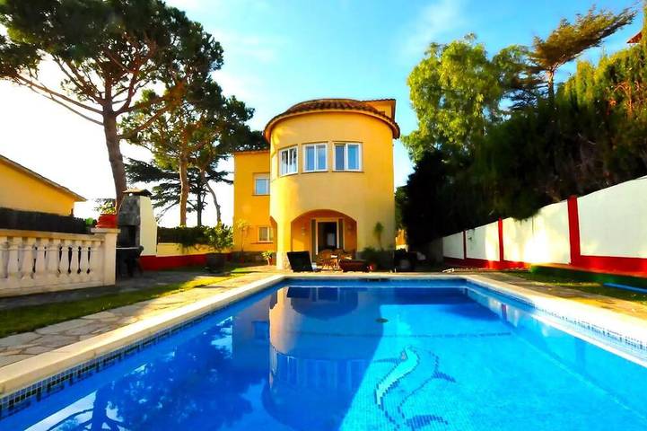 Chalet para 8 personas, con piscina además de balcón y jardín - 1