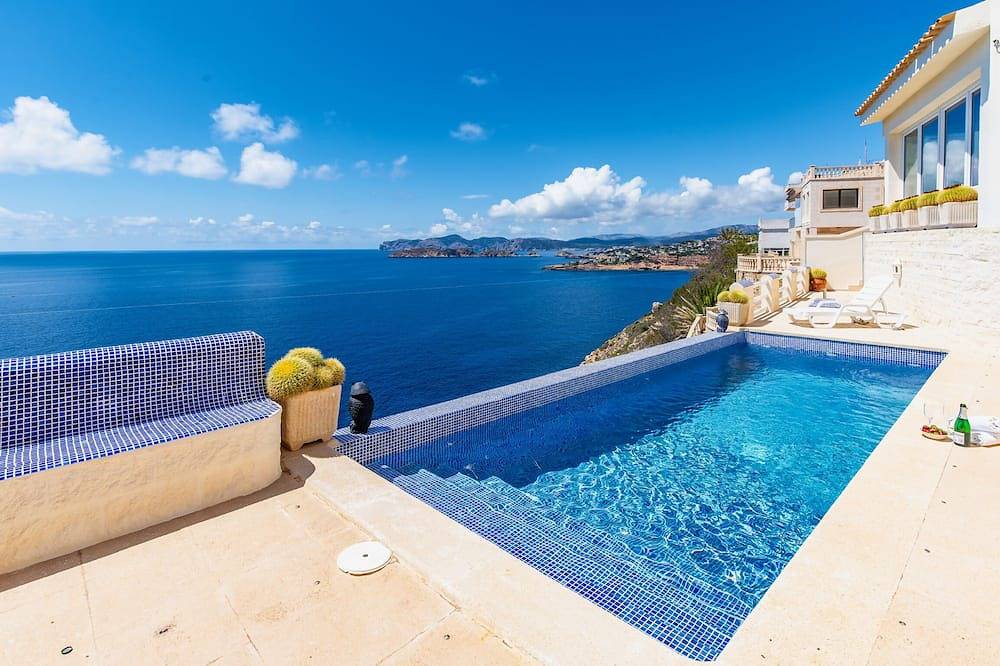 Maison avec vue magnifique sur la mer, première ligne avec piscine et plusieurs terrasses in El Toro, Calvià