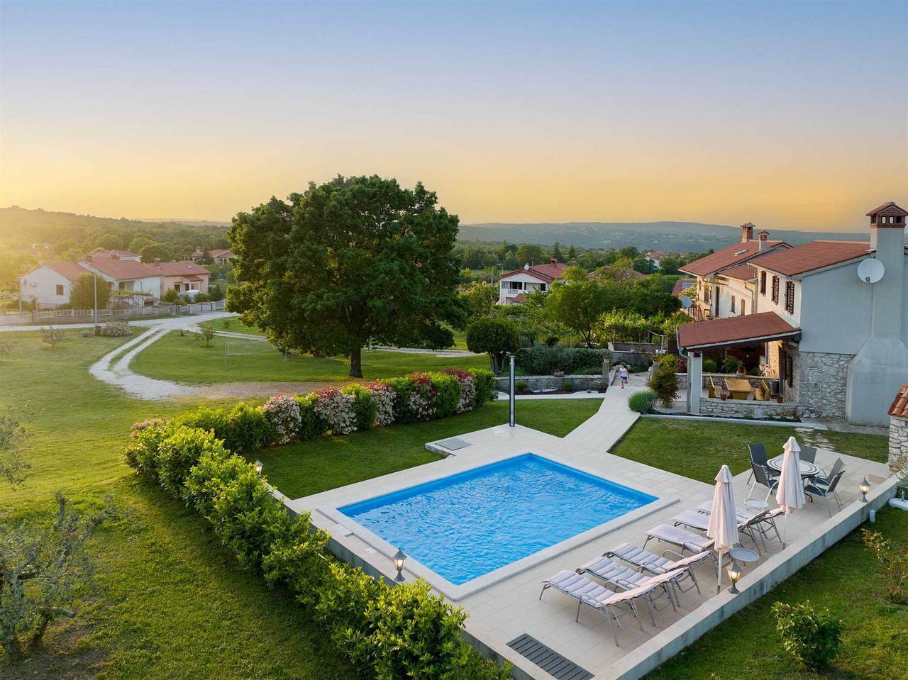 Casa Ivanovac mit Pool und großem Vorgarten in Labin, Ostküste Istrien