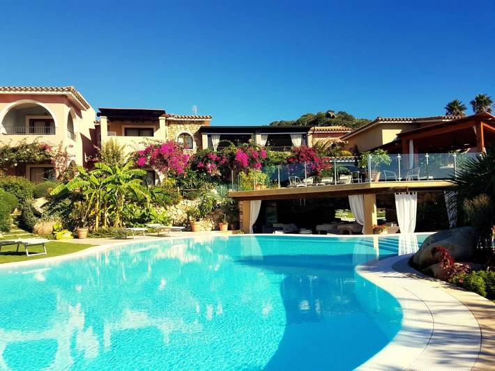 Hotel para 3 pessoas, com piscina e vista e ainda jardim em Simius
