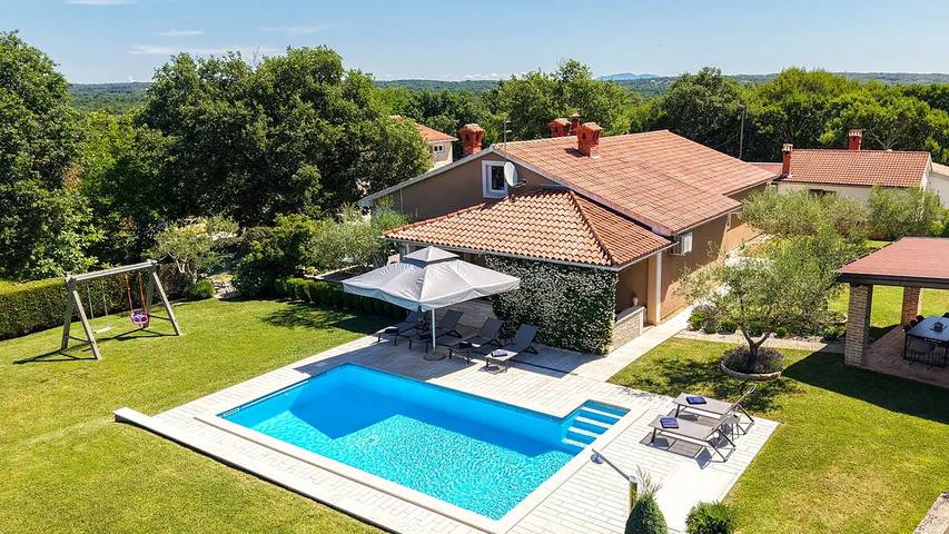 Villa pour 8 personnes, avec jardin et piscine, animaux acceptés à Selina
