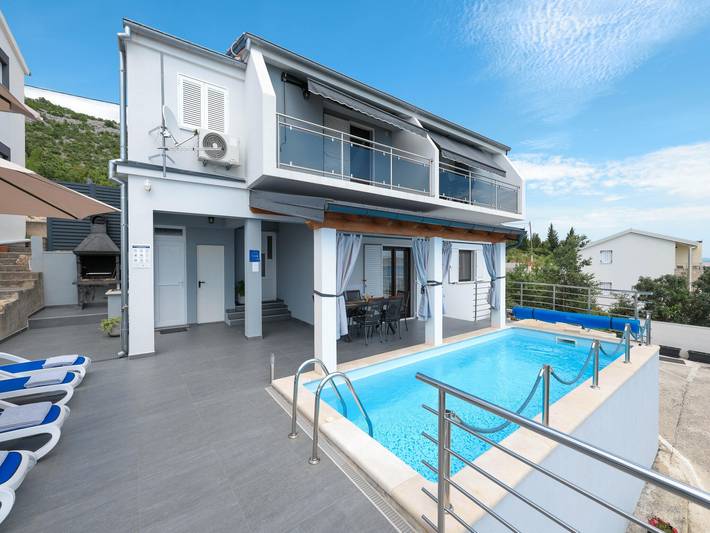 Ferienwohnung für 6 Personen, mit Balkon/Terrasse und Terrasse sowie Garten und Pool in Starigrad