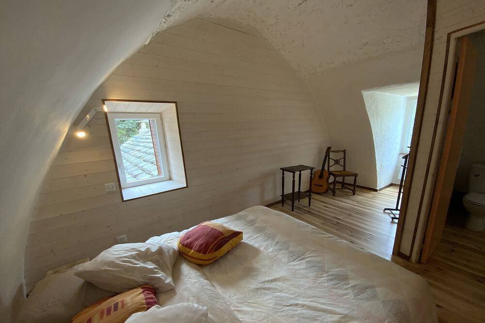 L'Oustaliere, Chambre Anne, accès spa et sauna in Saint-Georges-de-Lévéjac, Parc national des Cévennes