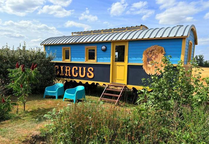 Gîte pour 6 personnes, avec vue ainsi que jardin et piscine à Beaulon