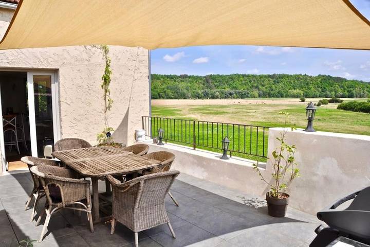 Location de vacances pour 14 personnes, avec Balcon et Terrasse ainsi que Sauna et Vue à Noyers
