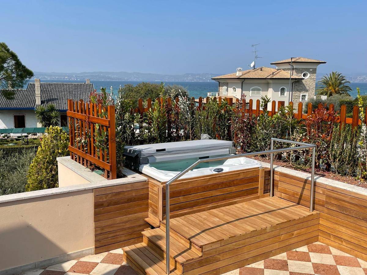 Lake Front Apartment - Direct Lake Access in Colombare, Sirmione