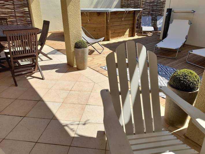 Gîte pour 4 personnes, avec jacuzzi et sauna ainsi que terrasse et piscine