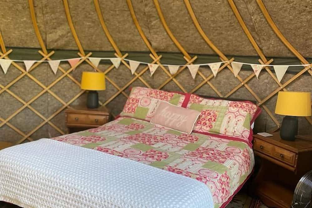 Yurt - Sleeps 2 - Garden - Parking in Wiltshire