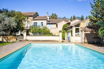 Gîte pour 11 personnes, avec terrasse et piscine dans Parc Spirou Provence