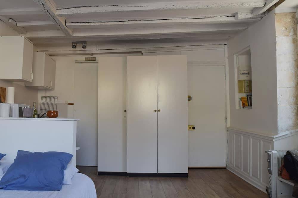 Entire apartment, Very bright 26 m2 studio with large terrace, historic center of La Rochelle in La Rochelle, La Rochelle region