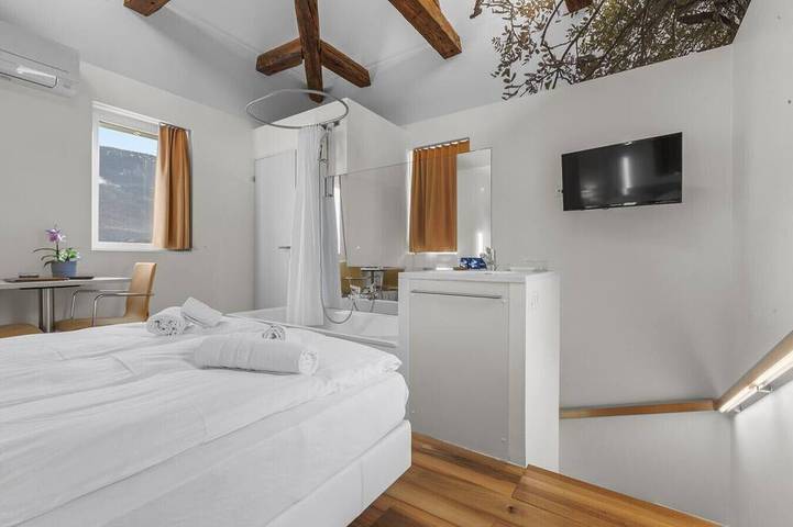 Chambre romantique au coeur de Sierre in Sierre, Région de Sion-Sierre