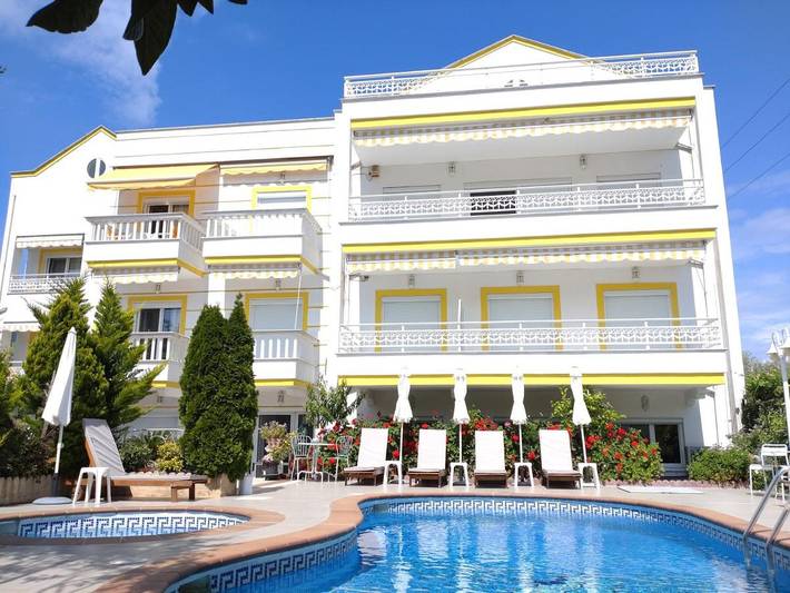 Apartamento de vacaciones para 6 personas, con vistas además de piscina y jardín - 1