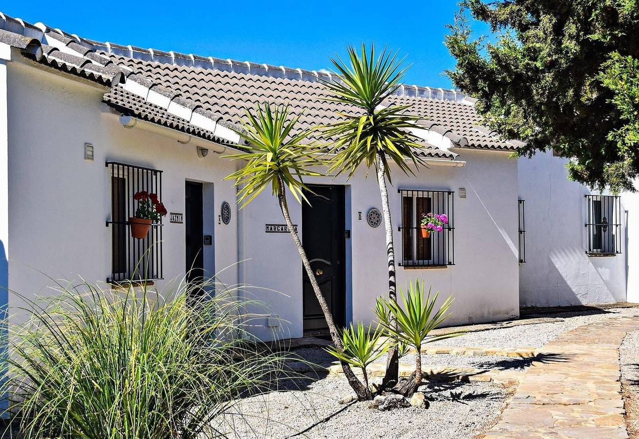 Ganzes Studio, Haustierfreundliches Ferienhaus 'Romantisches Paradies 1' mit Pool, Garten und Wlan in Montecorto, Andalusien