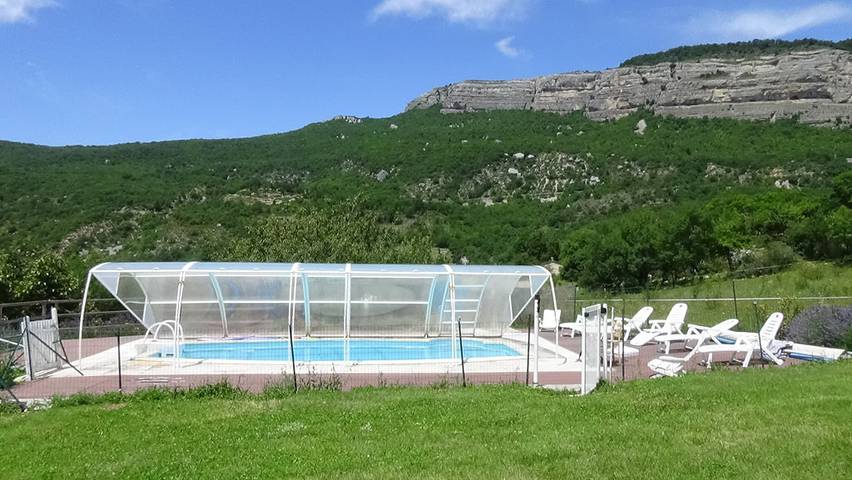 Gîte pour 2 personnes, avec Terrasse ainsi que Jardin et Piscine à Entrepierres