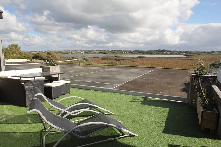 Holiday rental for 10 people, with terrace and hot tub as well as garden, with pets in Rhosneigr