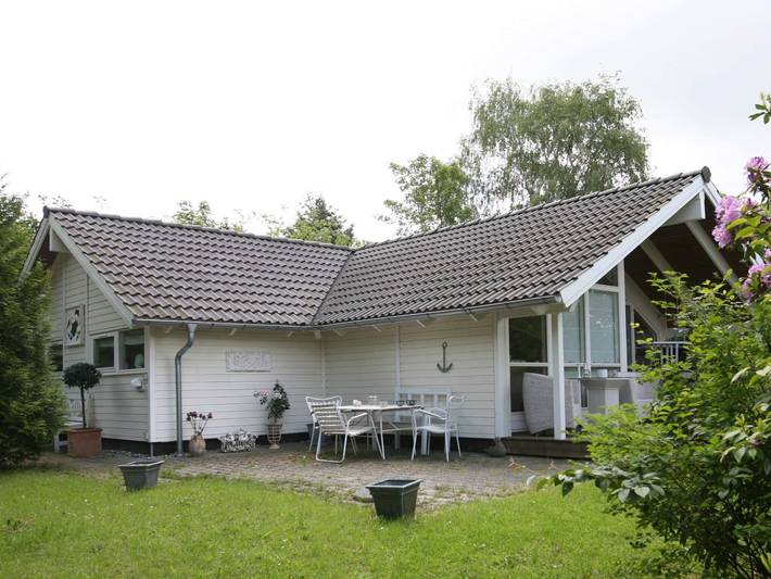 Ferieudlejning for 6 personer, med Jacuzzi og Terrasse såvel som Have og Sauna i Dronningmølle