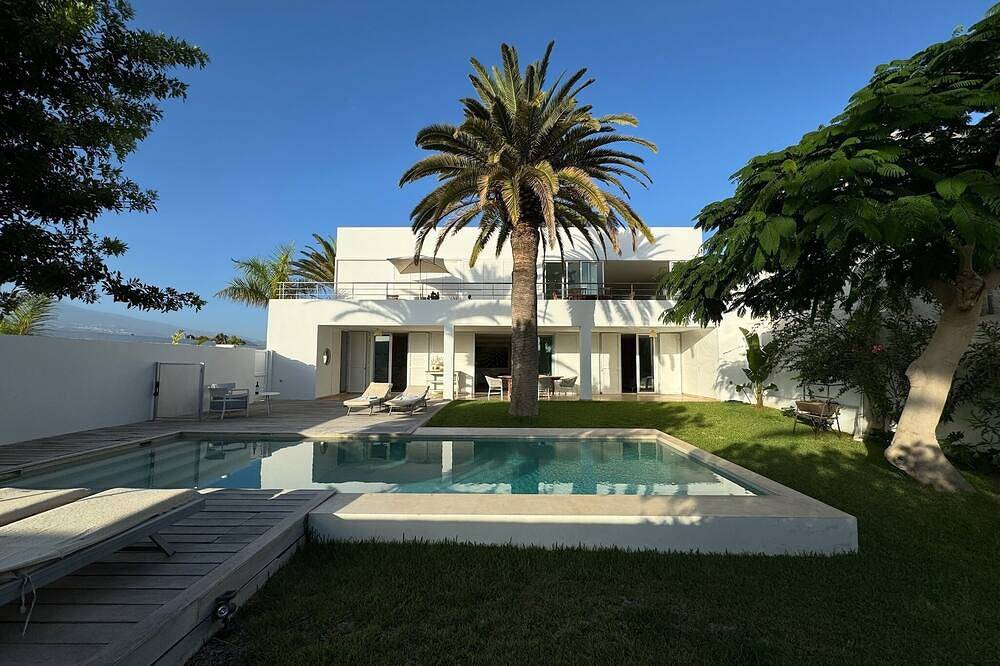 Luxuriöse, lichtdurchflutete Villa mit Pool, 50 m vom Meer entfernt in Playa de LA BALLENA (Arona), Arona