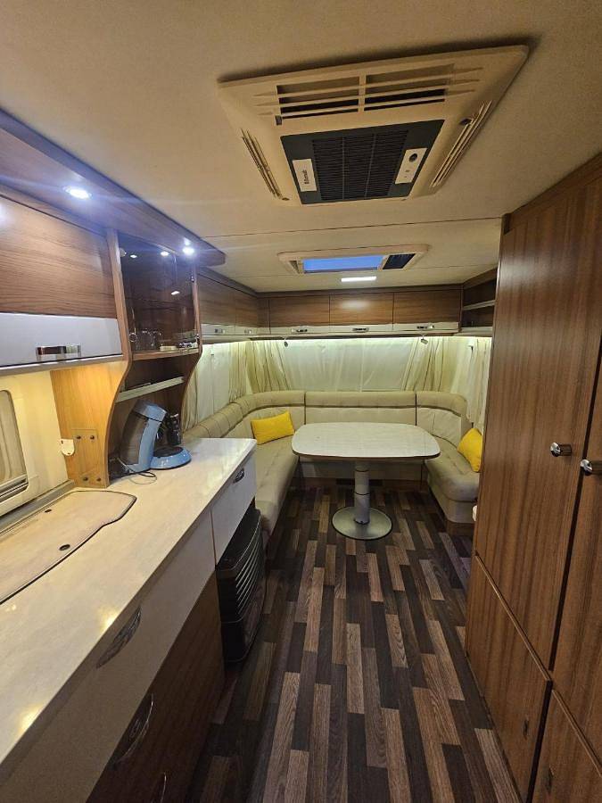 Camping pour 4 personnes, avec jardin ainsi que piscine et jacuzzi à Mandelieu-la-Napoule