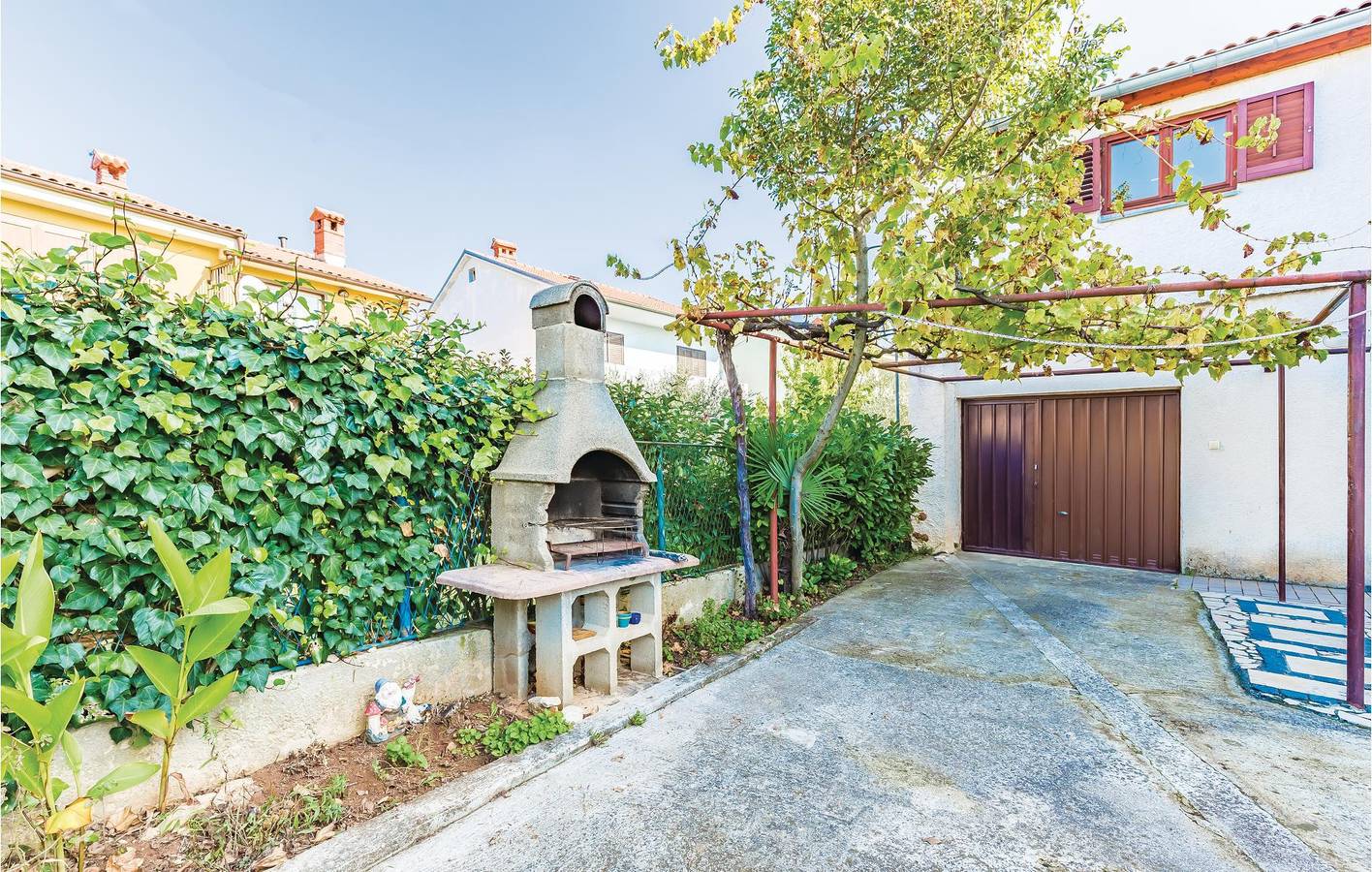 Ganze Ferienwohnung, Gemütliche Erdgeschosswohnung mit Terrasse, 2,5 km vom Strand entfernt in Valbandon, Südküste Istrien