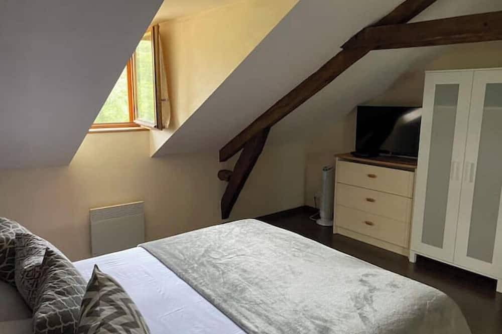 Peaceful, comfortable retreat with pool in Montcléra, Quercy