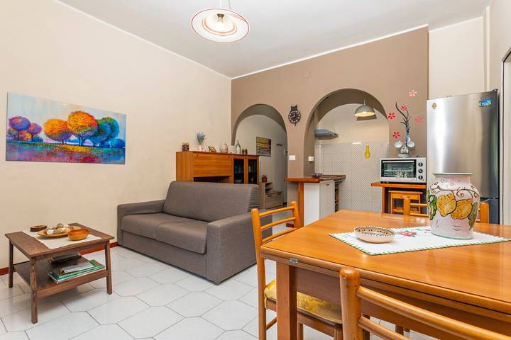 Entire apartment, Apartment 'Musa Giardini Naxos' with Terrace, Garden and Air Conditioning in Chianchitta-Pallio, Giardini-Naxos