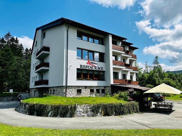Hotel für 3 Personen, mit Whirlpool und Terrasse sowie Garten und Pool