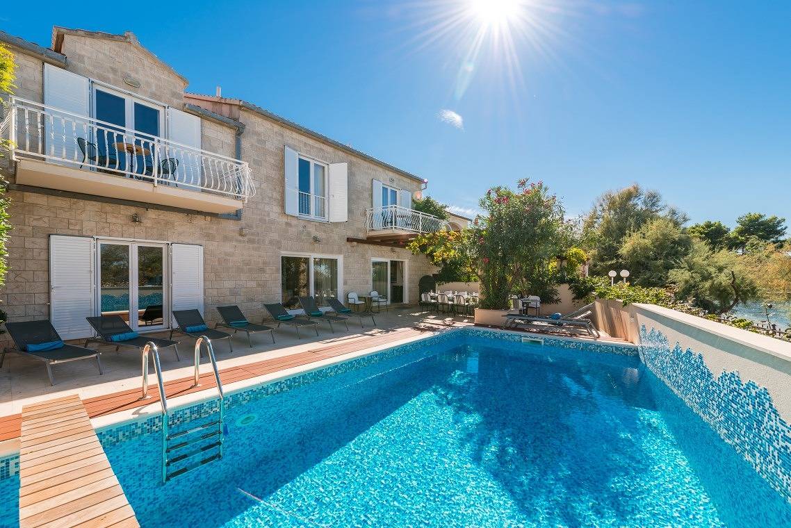 Villa Casa Mare de lujo con frente al mar, piscina privada y gimnasio, en la playa en Mirca – Brač in Supetar, Brac