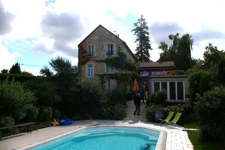 Gîte pour 4 personnes, avec terrasse ainsi que jardin et piscine à Dennevy - 4