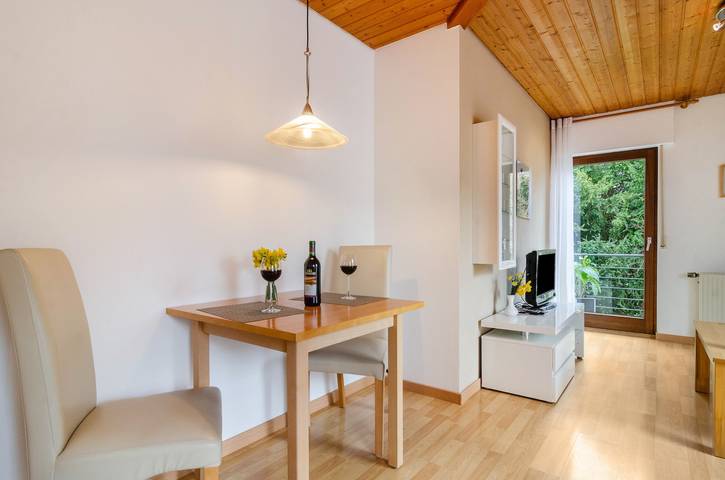 Appartement entier, Haus Annette - Appartement 'N°2' avec balcon et Wi-Fi in Immenstaad, Immenstaad am Bodensee
