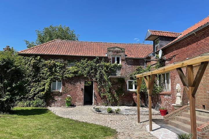 Gîte pour 6 personnes, avec Terrasse ainsi que Jardin et Piscine à Romeries