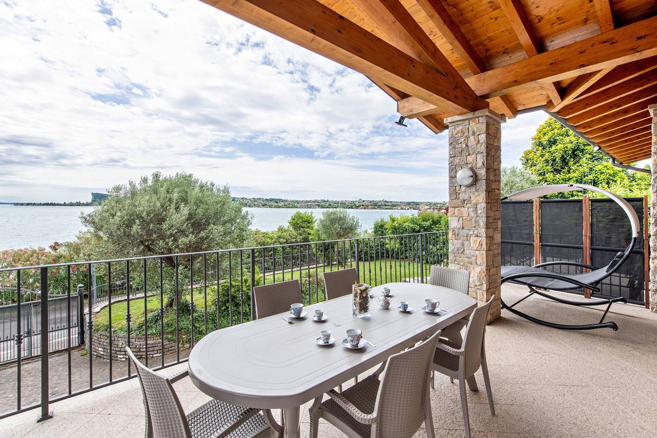 Apartamento entero, Apartamento 'Happy Villa' con vistas al lago, terraza privada y Wi-Fi in San Felice del Benaco, Montañas Garda