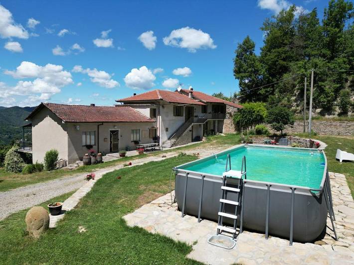 Appartamento per 6 persone, con Balcone e Terrazza nonché Giardino e Piscina a Cortemilia