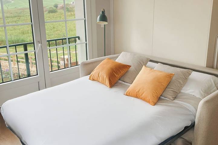 Appartamento intero, \"Los Locos\" - Cozy studio with mountain view & surf camp connection in Playa de Oyambre (Valdáliga), San Vicente de la Barquera